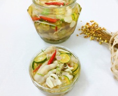 Đun 500ml nước cùng nước mắm, đường, giấm(Tỉ lệ nước pha có thể thay đổi tuỳ theo khẩu vị của bạn). Khi nước sôi thì tắt bếp. Để nước thật nguội cho cho sả, tắc, tỏi, ớt, lá chanh đã thái nhỏ vào nước. Xếp chân gà vào hộp. Đổ hỗn hợp nước chua ngọt vào. Đậy nắp và cho vào ngăn mát tủ lạnh từ 1-2 ngày là có thể ăn được.