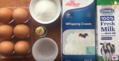 Đầu tiên đập trứng gà ra tô thêm 50g đường rồi đánh đến khi trứng đường hòa quyện vào nhau. Sau đó thêm sữa tươi, khuấy đều. Tiếp đó cho kem whipping , vani và tiếp tục khuấy cho hỗn hợp hòa quyện vào nhau. Lưu ý chỉ khuấy nhẹ tay để không tạo nhiều bọt khí làm bánh rổ khi hấp.