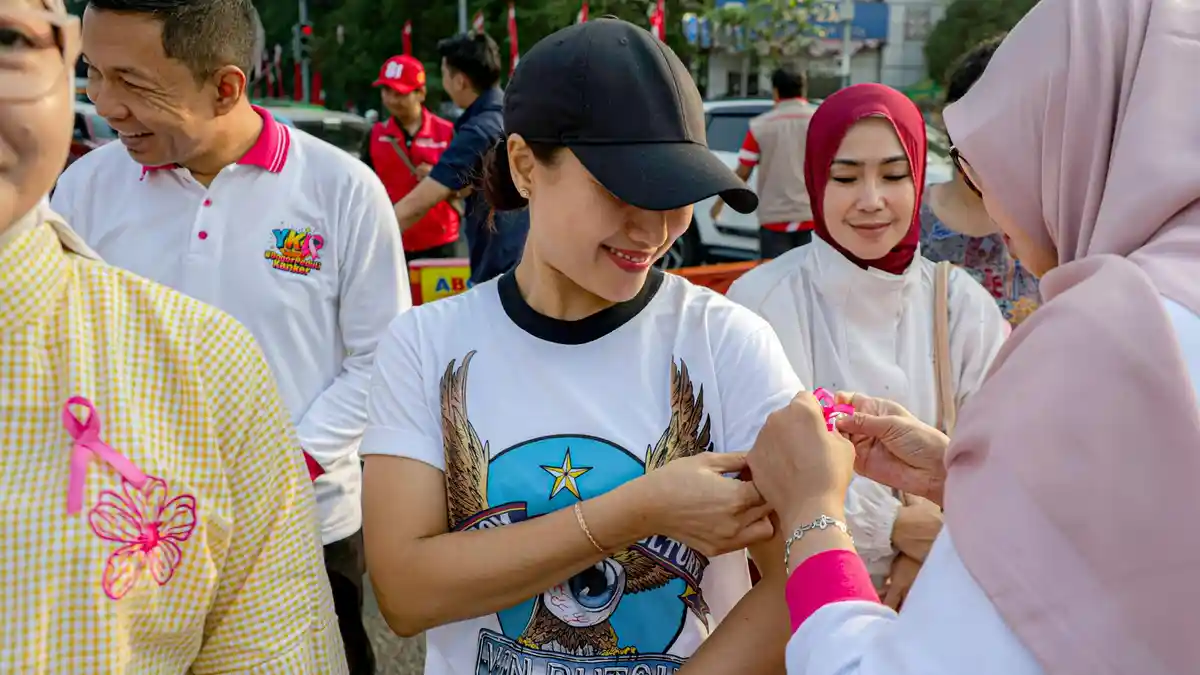 Pengurus YKI Kota Bogor membagikan pita pink di kawasan Tugu Kujang sebagai bentuk kampanye kepedulian kanker.