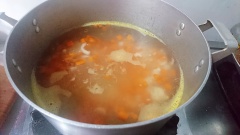 Phi hành tỏi, thêm nước và thịt gà vào đun sôi, lần lượt thêm cà rốt, khoai tây, hành tây, nấm mèo cùng đậu rồng vào nồi. Nêm lại gia vị vừa ăn.