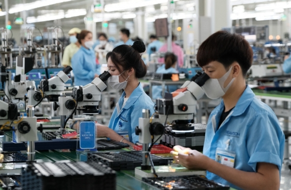 Đề xuất điều chỉnh lương tối thiểu vùng lên mức 9.8 triệu đồng