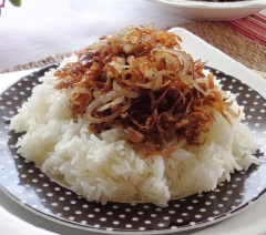 Cho khô thịt heo ra đĩa, dùng với cơm nóng rất ngon. Nếu dùng không hết có thể đem bảo quản kín đợi dùng dần nhé!