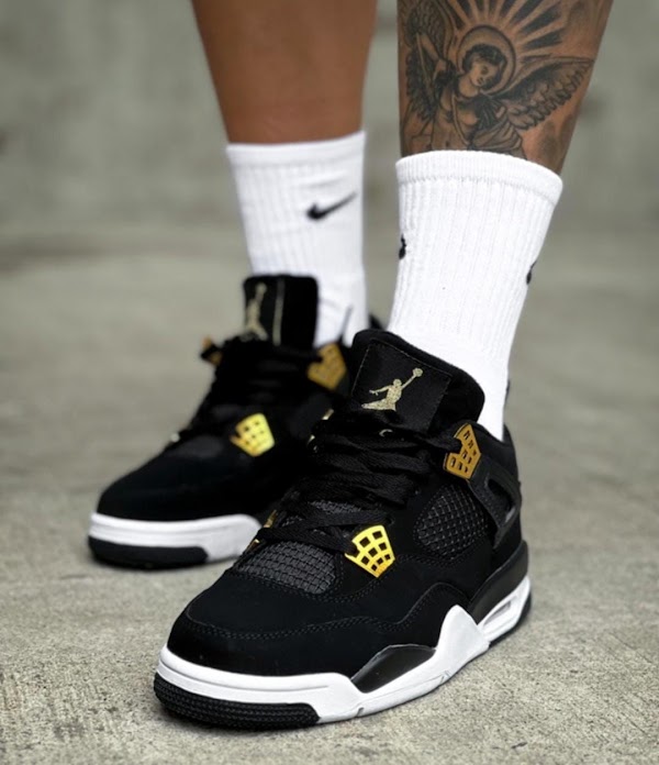 Jordan Retro 4 Negro Oro 2