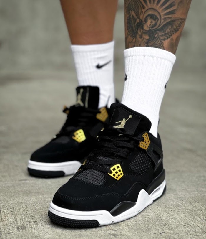 Jordan Retro 4 Negro Oro 2