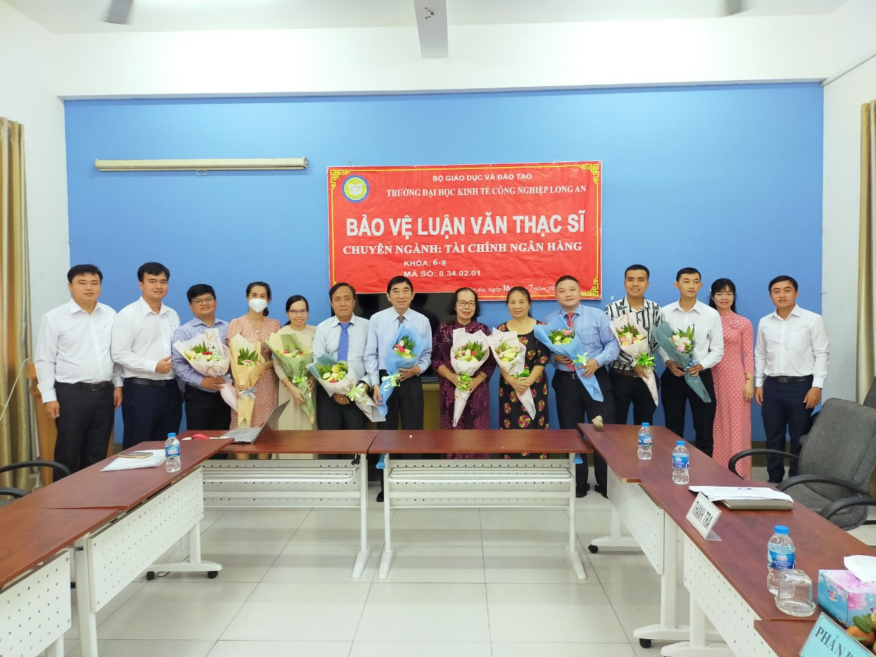 Hội đồng và học viên chụp ảnh lưu niệm