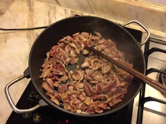 Cách làm miến xào lòng gà: Phi thơm tỏi, hành tím với 2 muỗng canh dầu ăn. Cho lòng gà đã ướp vào, đảo đều 3 phút.