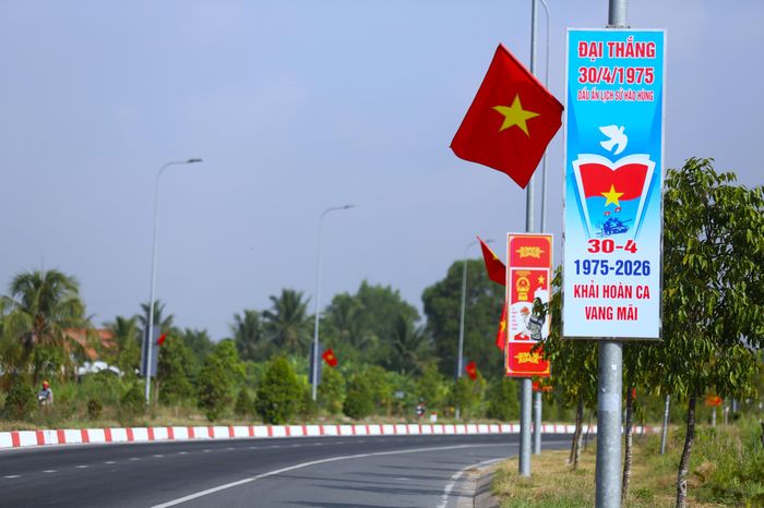 Ngắm 'đường cờ' Tổ quốc dài 17 km trên tuyến vành đai Tân An mừng lễ 30-4 - Báo Pháp Luật TP.HCM