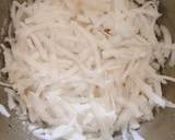 Cho tất cả vào bát loại to trộn đều với tỷ lệ 1kg dừa: 500g đường, Đảo đều và ướp từ 4 - 6 tiếng. Đường tan thì 30 phút đảo 1 lần cho ngấm hết