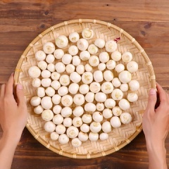 Đem phơi ngoài nắng tầm 2 tiếng để cà pháo héo, sau đó cắt bỏ cuống và ngâm trong nước pha muối. Rửa sạch cà pháo với nước, để qua rổ cho ráo. Tỏi lột vỏ, đập dập. Ớt rửa sạch, bỏ cuống, cắt lát nhỏ. Gừng bỏ phần vỏ, thái nhỏ dạng sợi.