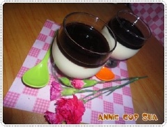 Khi dùng rưới lên 1 muỗng siro và thưởng thức. Panna cotta cà phê mềm ngọt, mát lạnh, hương cà phê thoang thoảng rất đặc trưng. Thích hợp làm món ăn vặt hoặc tráng miệng tuyệt vời cho những ngày nắng nóng.