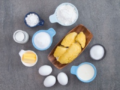 Cách làm bánh crepe: Cho trứng gà và 100gr đường vào âu lớn, đánh tan bằng phới lồng đến khi trứng chuyển màu vàng nhạt, mịn mượt thì ngưng. Rây 160gr hỗn hợp bột mì đa dụng và 30gr tinh bột ngô vào, trộn đều lên.