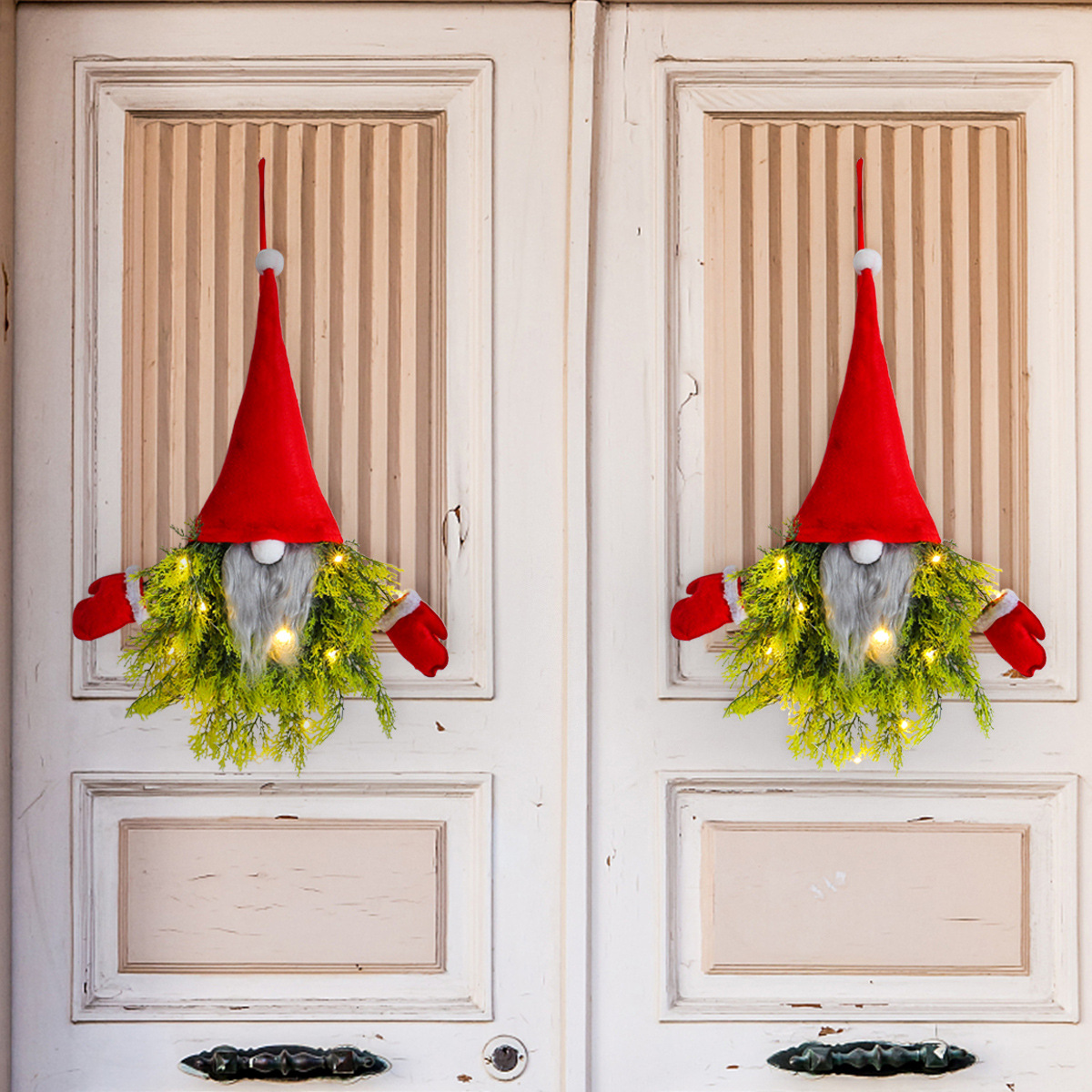 Kreativer Weihnachtskranz mit Wichtel-Motiv und Beleuchtung