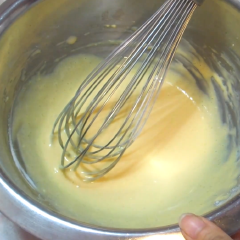 Sau đó bạn cho 60gr bột gạo vào trộn cho hỗn hợp thật đều và mịn. Dùng máy đánh bông 3 lòng trắng trứng rồi cho tiếp 20gr đường nâu còn lại vào đánh đến khi tạo chóp nhọn.