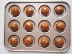 Cho hỗn hợp thành 12 phần đều nhau, vê hơi tròn rồi đặt vào các khay cupcake. Rắc 1 ít yến mạch ăn liền lên trên các viên bột. Đặt khay vào lò nướng ở 160 độ C trong khoảng 25 phút là được.