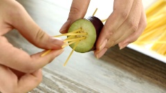 Lần lượt xiên mì vào xúc xích, cà tím và nấm cho đến hết.