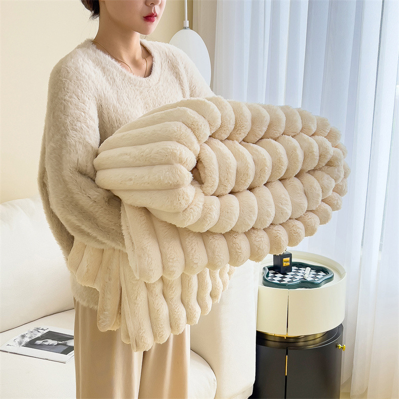 Wärmende Kuscheldecke in Kaninchenfell-Optik