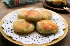 Bánh rán mặn bằng bột mì có thể chấm ăn cùng tương ớt cay thơm sẽ rất tuyệt vời nhé! Những chiếc bánh rán nhỏ xinh với lớp vỏ chiên chín vàng cam, hơi giòn giòn, bao lấy nhân trứng và nấm mèo xào bún tàu đơn giản mà ngon miệng. Bạn có thể làm ngay món bánh rán đơn giản này để thay đổi khẩu vị cho bữa sáng gia đình nhé!