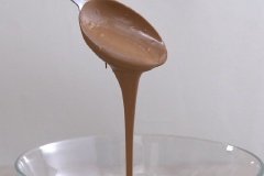 Chocolate bẻ vụn, cho vào chén thủy tinh, đem hấp cách thủy cho tan chảy ra. Hoặc bạn có thể cho chén chocolate vào lò vi sóng quay khoảng vài phút là được.
