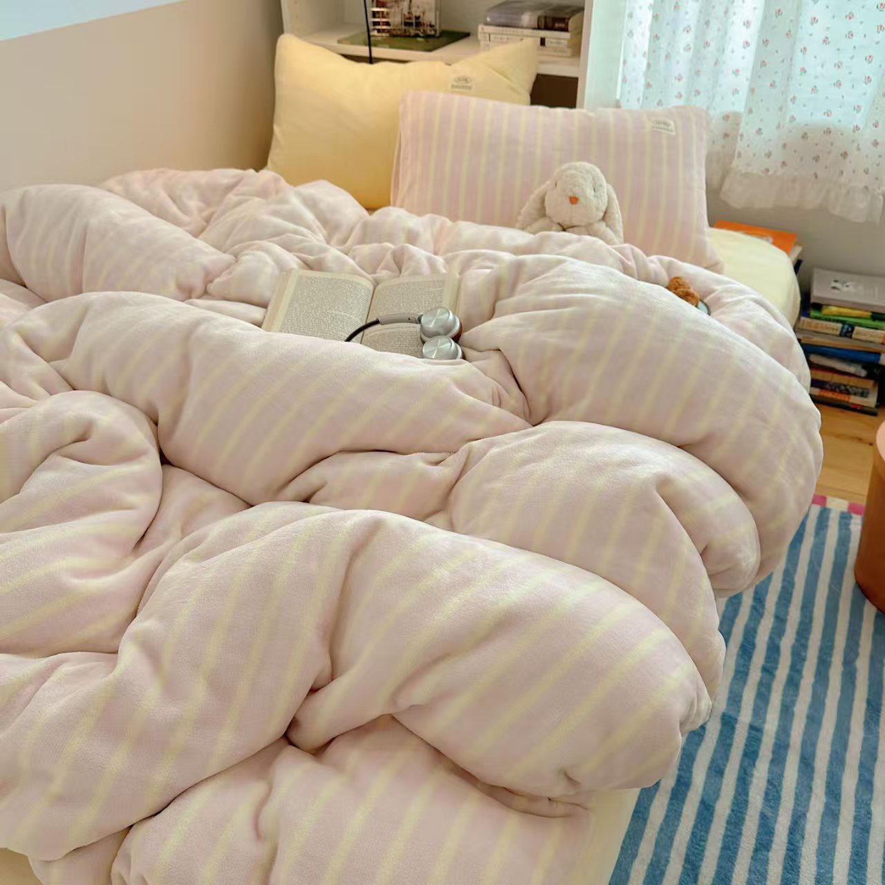 Cozy milk fiber fleece bedding set with cat embroidery
