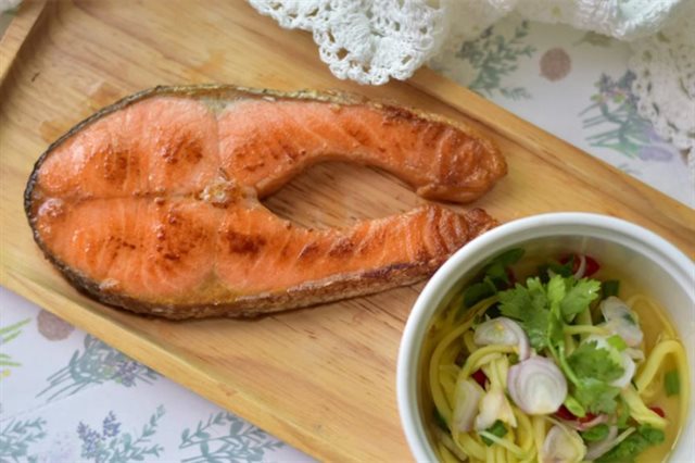 Cá Hồi Chiên Mắm Salad Xoài
