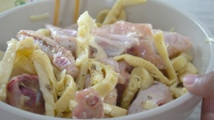 Ướp thịt gà và măng cùng với 2 muỗng canh hạt nêm, 2 muỗng canh nước mắm, 2 muỗng canh đường, 1 muỗng cà phê tiêu. Để ít nhất 15 phút cho thịt gà và măng thấm gia vị.