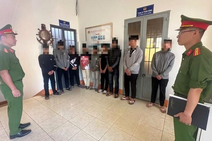 CLIP: Hai nhóm học sinh cấp 2 mang hung khí đánh nhau - Báo Người Lao Động