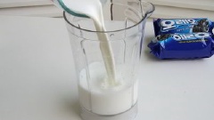 Đổ 180ml sữa tươi vào máy xay sinh tố. Sau đó, cho 60ml kem whipping vào.