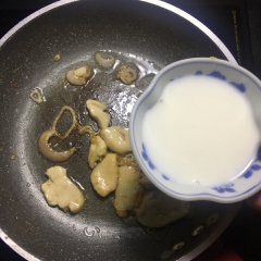 Nêm vào hỗn hợp gà hạt nêm cho vừa ăn sau đó cho sữa tươi vào nấu cùng.