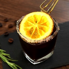 Sau đó, cho đá viên vào ly đã viền muối, rót cà phê Tequila đã pha trước đó vào, đặt 1 lát cam sấy khô lên trên, decor 1 nhánh rosemary để gia tăng thêm mùi vị.