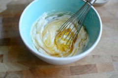 Trong một tô lớn, bạn cho 5 muỗng canh sốt mayonnaise, 2 muỗng canh mật ong, 2 muỗng canh giấm táo, 1 muỗng canh sữa tươi nguyên kem và 1 muỗng canh hạt anh túc vào. Trộn thật đều cho đến khi tất cả hòa quyện vào nhau thành hỗn hợp mượt, mịn là được.