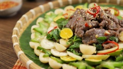 Độ giòn của các loại nguyên liệu kết hợp cùng từng lát thịt bò đậm ngọt, ăn kèm cùng bánh phồng tôm rất lạ miệng. Bạn có thể gia giảm độ mặn ngọt bằng cách dùng kèm với nước mắn chua ngọt. Với cách làm đơn giản cùng nguyên liệu dễ tìm, món ăn này sẽ giúp cho bữa cơm gia đình hoặc những bữa tiệc thân mật trở nên phong phú.