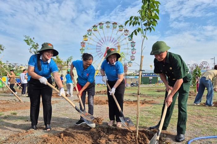 Nhân dân phường Đông Hưng Thuận trồng cây nhớ ơn Bác Hồ - Báo Người Lao Động