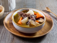 Canh bò hầm nấm rau củ thơm ngon, đậm đà và là món canh bổ dưỡng giúp cơ thể khỏe mạnh hơn sau khi ăn đấy. Nhanh tay lưu ngay công thức lại và nấu cho mọi người ăn nhé.