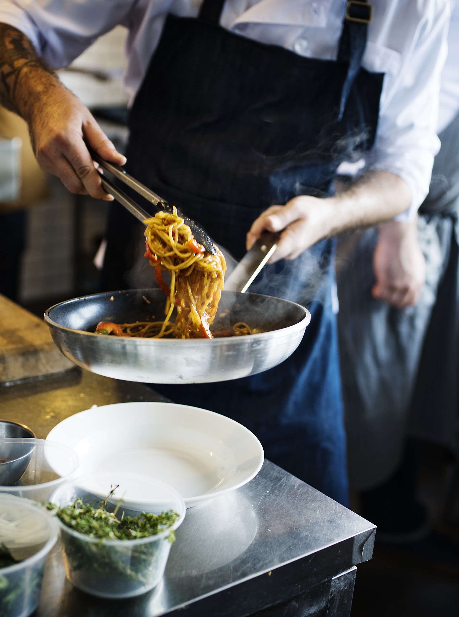 Varios chefs profesionales cocinando en una cocina de restaurante