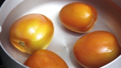 Cho cà chua vào nước sôi khoảng 2 phút.