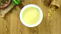 Bột màu vàng: Xay nhuyễn 200gr đậu xanh hấp chín và 70gr đường trắng, tiếp theo cho 200ml nước cốt dừa vào xay mịn. Thêm 50gr bột năng vào tô hỗn hợp đậu xanh, dùng phới lồng khuấy đều bột. Sau đó, lọc hỗn hợp bột qua rây lọc.