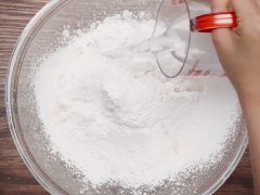 Rây 300gr bột gạo vào tô, cho 1/2 muỗng cà phê muối, 50ml nước cơm rượu, và 150ml nước dừa tươi vào, dùng phới trộn cho đến khi thấy hết bột sống. Bọc màng thực phẩm, ủ bột ở nơi thoáng mát tối đa là 8 giờ.