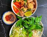 Múc bún ra tô, cho nhân vo viên, chả lụa, đậu hũ, cà chua, tôm khô lên trên, thêm hành lá rồi chan nước dùng. Ăn nóng. Mlem mlem 🤤