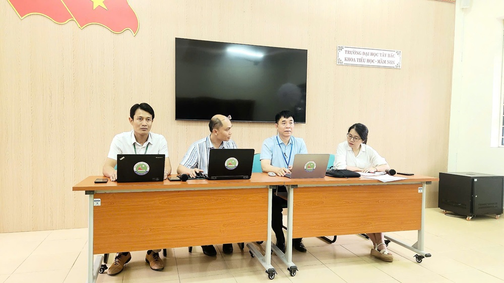 Rộn ràng chuẩn bị cho công tác livestream tư vấn tuyển sinh năm 2025
