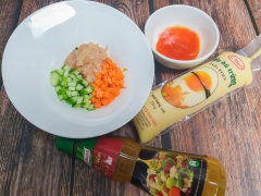 Băm nhuyễn thịt gà, cà rốt với bí ngòi thì chúng ta sẽ cắt hạt lựu nhỏ.