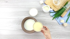 Làm sốt ăn kèm: Cho 2 hũ sữa chua vào tô nhỏ, tiếp đến là 100ml sữa đặc, 100ml nước cốt dừa. Dùng muỗng khuấy đều cho tan hoàn toàn sữa chua. Vậy là sốt ăn kèm đã xong.