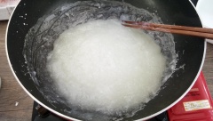 Đổ 3 chén nước lọc vào chảo chống dính sâu lòng, thêm ít muối, đun sôi. Dùng đũa khuấy cốc nước bột bắp rồi rưới từ từ vào chảo nước, vừa rưới vừa dùng đũa khuấy đều. Đun lửa nhỏ vừa, khuấy cho đến khi hỗn hợp được trong và nặng tay thì tắt bếp. Đổ rau câu ra khuôn đựng và đợi đông lại.