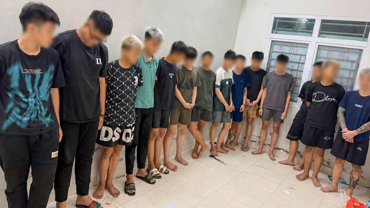 Bắt giữ 10 thanh thiếu niên mang hung khí rượt đuổi, hỗn chiến trên phố Hà Nội - Báo VTC News