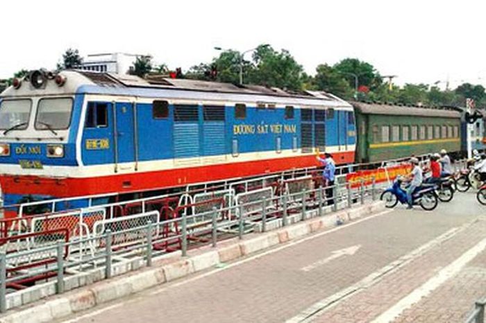 Nghị định 81, chấn chỉnh hành vi xem nhẹ ATGT đường sắt - Đài Phát thanh và truyền hình Hà Nội