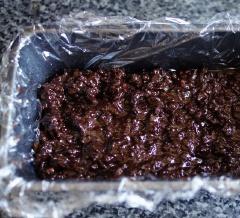 Cho hỗn hợp chocolate vào hộp có bọc sẵn màng bọc thực phẩm. Cho vào ngăn mát tủ lạnh để khoảng 2 tiếng.