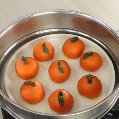 Cho bánh vào nồi hấp ở lửa nhỏ, phủ bên trên nắp miếng vải để nước không rơi vào bánh. Hấp bánh trong 15 phút, tắt bếp giữ bánh trong nồi thêm 5 phút rồi lấy bánh và thưởng thức.