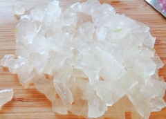 Rửa sạch lại nha đam cho hết nhớt, cắt thành miếng nhỏ. Tiếp theo, cho nha đam vào nồi nước, luộc nhanh khoảng 45 giây. Vớt nha đam ra, ngâm vào tô nước lạnh có pha 2 muỗng canh đường trắng.