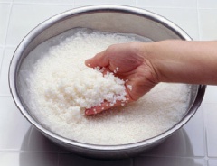 Gạo tẻ, đậu nành ngâm trong nước khoảng 3 giờ cho mềm.