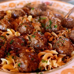 Khi viên thịt đã thấm sốt, tắt lửa và múc ra dĩa pasta. "Trang điểm" một ít rau ngò tây lên trên. Một dĩa pasta sốt thịt viên nóng hổi thế này thì ai mà cưỡng lại nổi nhỉ?