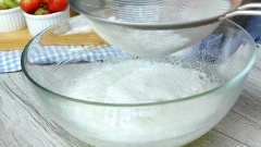 Đánh lòng trắng trứng với 60gr đường xay đến khi nào nhấc que đánh lên thấy có chóp nhọn, lòng trắng trứng úp ngược không đổ thì dừng lại.